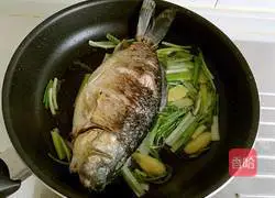 Illustration of how to cook crucian carp with green onions 9