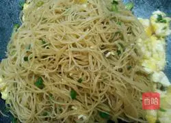 Illustration of how to make fried rice noodles with eggs 10