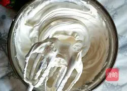 Illustration of how to make cream strawberry cake 14