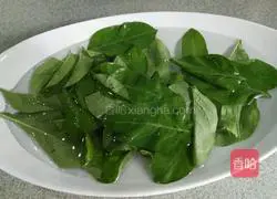 Illustration of how to make scrambled eggs with wolfberry leaves 1