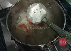 Illustration of how to make wolfberry and white fungus soup 5