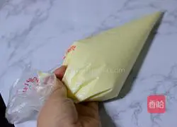 Illustration of how to make cream cup cake 8