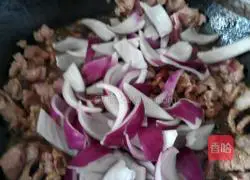 Illustration of how to stir-fry mutton with onions 5