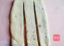 Illustration of how to make braided bean paste toast 11