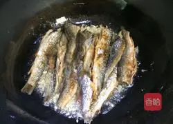 Illustration of how to make spicy dried fish 5