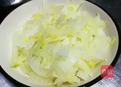 Illustration of making sesame sauce, scallion oil, sausage and steamed noodles 10