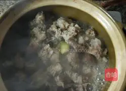 Illustration of how to make radish and beef brisket pot 1