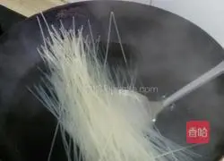 Cold shredded chicken Illustration of how to make rice noodles 5