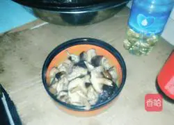 Illustration of how to make barbecued mushroom-flavored stir-fried pork 3