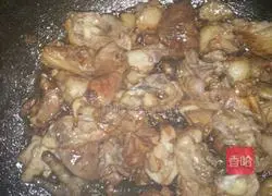 Illustration of how to make braised chestnut and yellow chicken 5