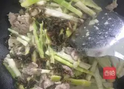 Illustration of how to make stir-fried spring bamboo shoots with meat and pickles 5