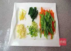 Fried rice noodles with scallions and double shreds Illustration of how to do it 3