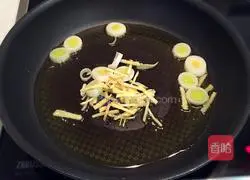 Illustration of home-style fried shrimps in oil 5