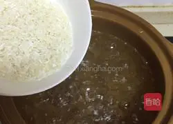 Illustration of how to make tuna porridge 3