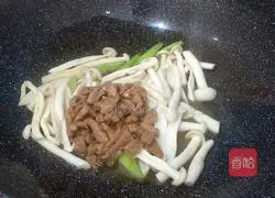 Illustration of how to make seafood mushrooms in oyster sauce 7