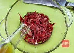 Illustration of how to make shredded pork with Beijing sauce 4