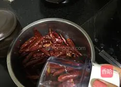 Illustration of how to make spicy but not spicy oil 7