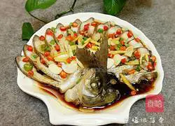 Illustration of how to make steamed Wuchang fish with peacock tail open 9