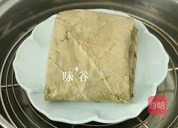 Illustration of how to make steamed pork with lotus leaf powder 6