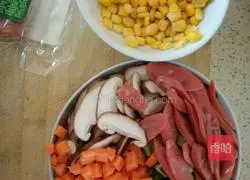 Illustration of how to make ham, corn and vegetable pizza 4