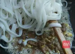 Illustration of how to make beef fried rice noodles 7