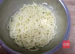 Illustration of how to make Hong Kong style noodles 4