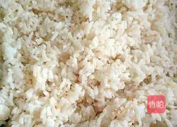 Illustration of how to make Thai pineapple fried rice 8