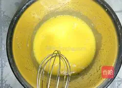 Illustration of how to make cream strawberry cake 5