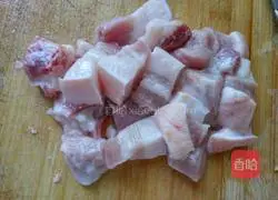 Illustration of how to cook pork with dried plums and vegetables 3