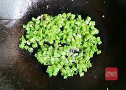Illustration of making braised noodles with beans, tomatoes and eggs 12