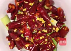 Illustration of how to make green pepper and spicy chicken 2