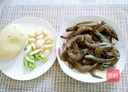 Illustration of how to make fried potato and shrimp 1