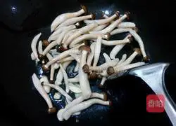 Fried broccoli with crab flavored mushrooms Practice illustration 5