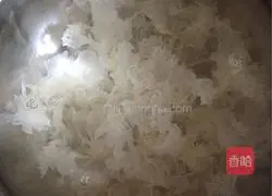 Illustration of how to make rock sugar, snow pear, wolfberry and white fungus soup 3