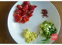 Illustration of how to make spicy kimchi shredded pork 3