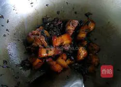 Illustration of how to cook pork with dried plums and vegetables 8