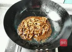 Illustration of how to make shredded pork with Beijing sauce 10