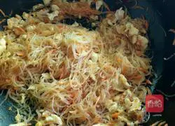 Fried rice noodles with carrots and eggs Practice illustration 9