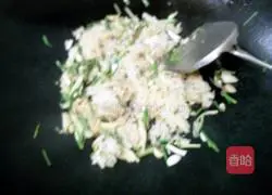 Illustration of how to make fried rice noodles with pickles 5