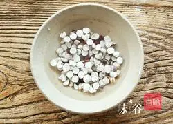 Illustration of how to make Gorgon, Wolfberry and Tremella Soup 3