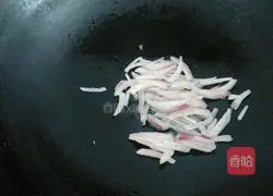 Illustration of making homemade pizza with electric baking pan 7