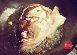 Illustration of how to make wolfberry, white fungus and fish head soup 4