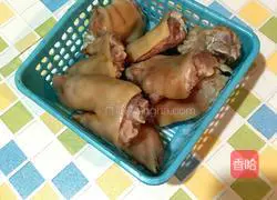 Illustration of how to make braised pig trotters 1