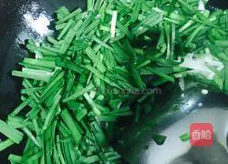 Illustration of how to stir-fry leeks and lotus vegetables 8