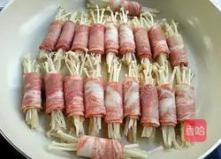 Illustration of how to make bacon enoki mushroom rolls 8