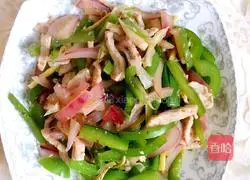 Illustration of how to stir-fry shredded pork with onions and green peppers 7