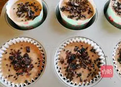 Illustration of how to make chocolate banana muffin cake 10