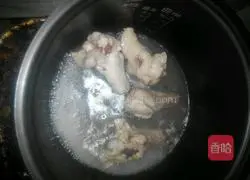 Illustration of how to make braised chicken wings with pickled peppers 2