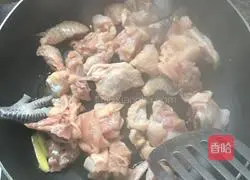 Illustration of how to make chestnut braised chicken 2