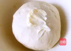 Illustration of how to make two-color butter bread 4